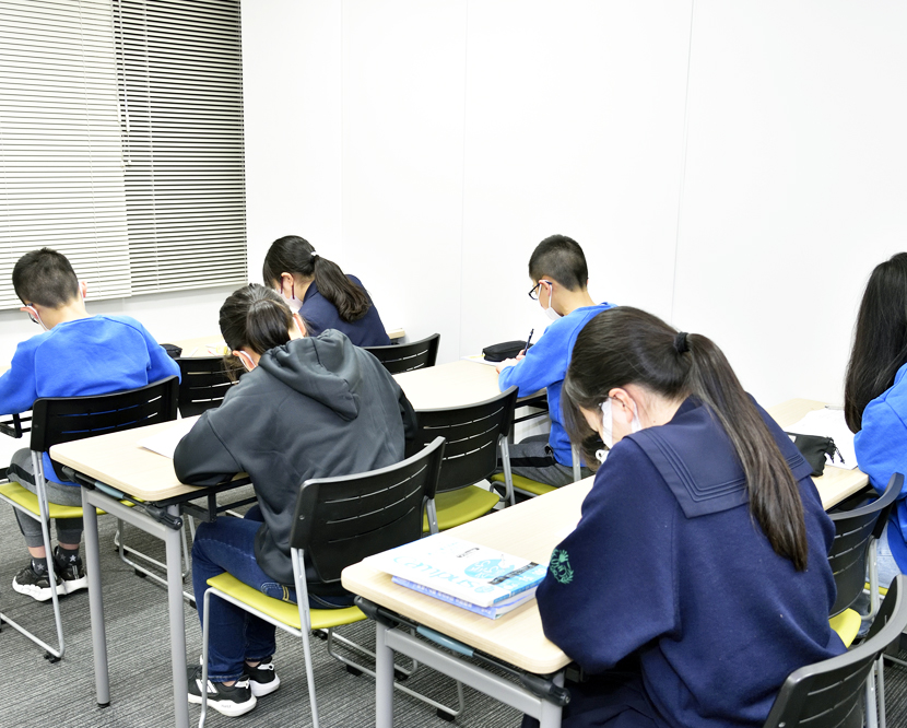 中学受験に関しては早い段階でのスタートを望みます。上位の私立中学の入試に合格することを責任を持って指導していきます。