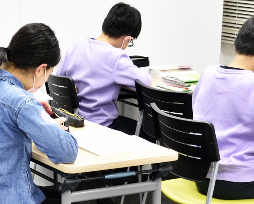 基本的には学校の勉強に沿う形で勉強のおもしろさ楽しさを教えていきます。