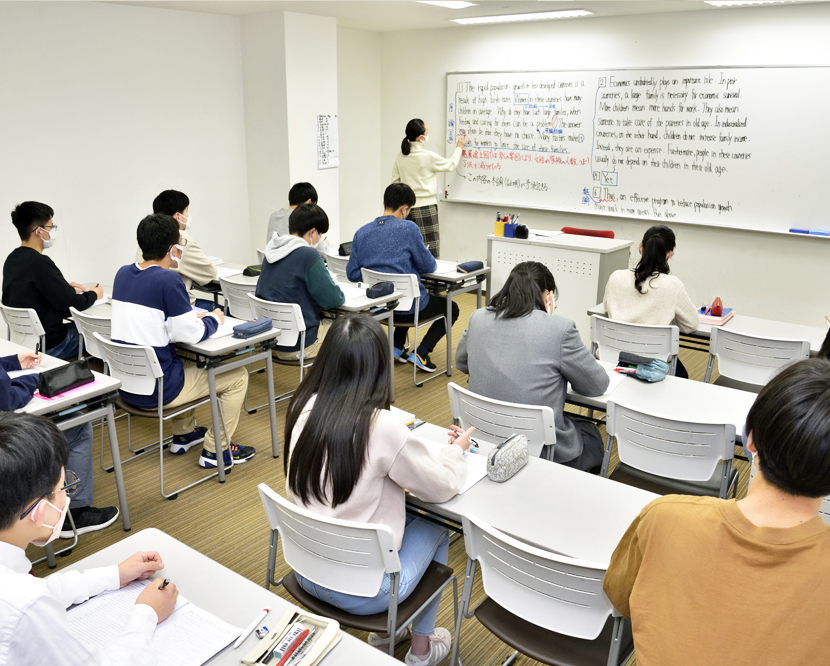 まず大学受験は根本的に高校受験とは違うということを認識してください。高校入学と同時に高校1年生、2年生で遊んでしまい、中学時代にそこそこできていた生徒が大学受験を迎える時期にはできていなくなってしまうという例がよくあります。一度成績が下がると再び上げることは高校レベルでは非常に困難です。