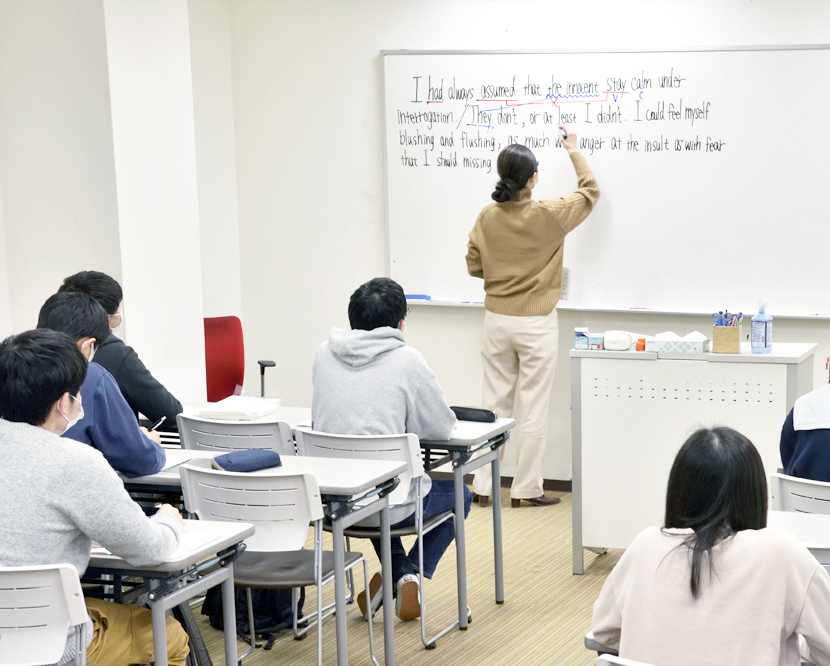 研伸ゼミナールではそのような生徒でも学力別クラス分けをし、必要に応じて高校1年生のレベルからスタートし、高校3年生レベルの入試に必要な基礎的なところを徹底的にわかりやすく教え込んでいきます。