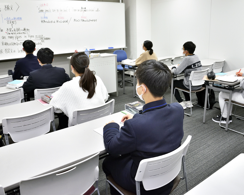 公立中学校での中間期末対策をしながら高校入試に必要な基本的な所を何度もおさらいしながら反復していきます。その上本人の志望校の合格に向けて公立対策・私立対策をしていきます。